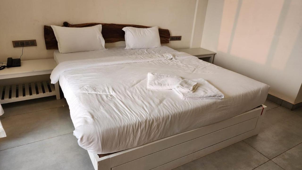 Coastal Bay Beach Resort Harnai Eksteriør bilde