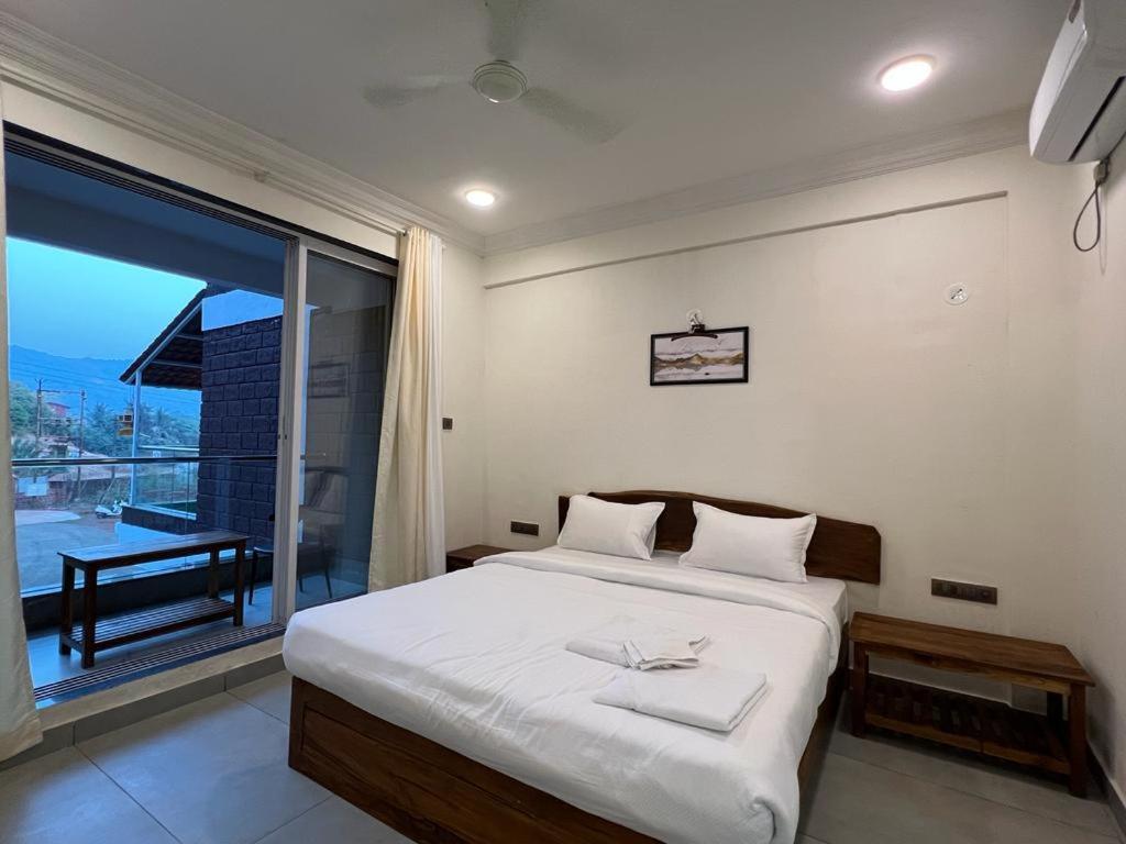 Coastal Bay Beach Resort Harnai Eksteriør bilde