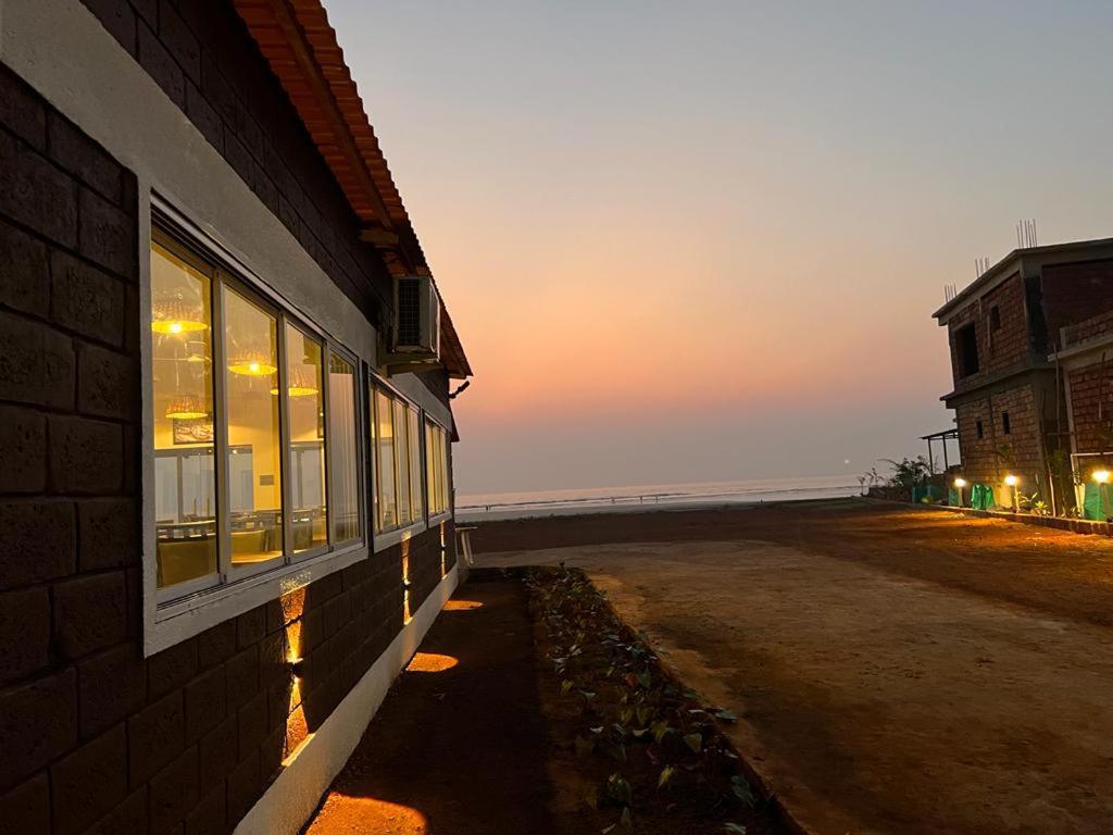 Coastal Bay Beach Resort Harnai Eksteriør bilde