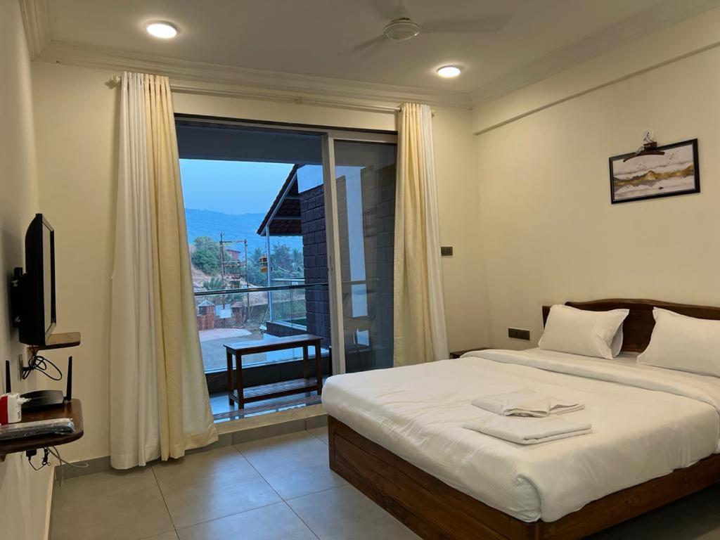 Coastal Bay Beach Resort Harnai Eksteriør bilde