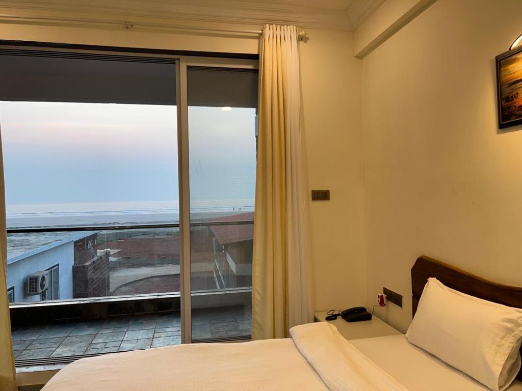 Coastal Bay Beach Resort Harnai Eksteriør bilde