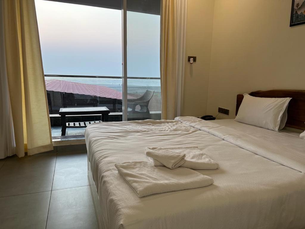 Coastal Bay Beach Resort Harnai Eksteriør bilde