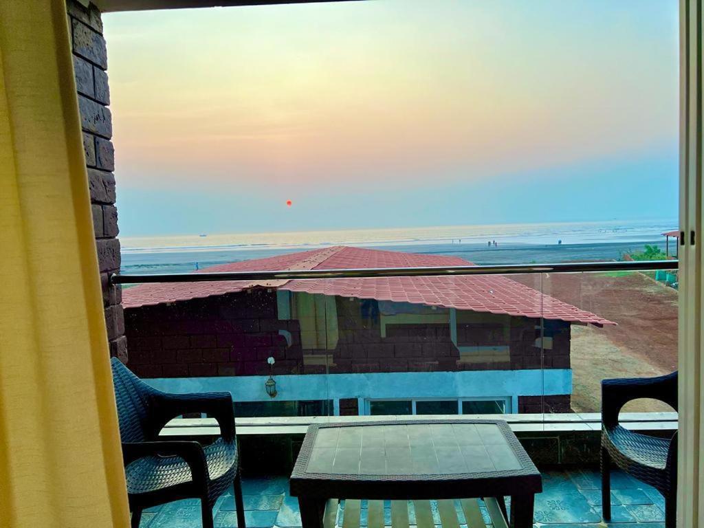 Coastal Bay Beach Resort Harnai Eksteriør bilde