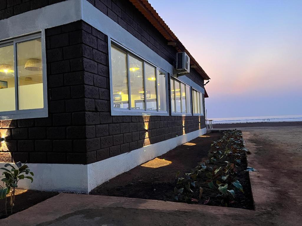 Coastal Bay Beach Resort Harnai Eksteriør bilde